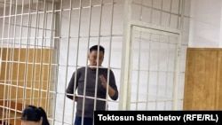 Афтандил Жоробеков кармалгандан кийин сот залында