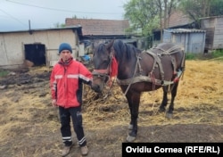 Tânăr localnic, muncitor în ferma unui prieten.