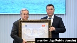 БУУнун Баш катчысы Антониу Гутерриш жана Кыргызстандын президенти Садыр Жапаров.