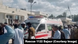 یک امبلانس در محل انفجار در ولسوالی خار منطقه قبایلی باجور