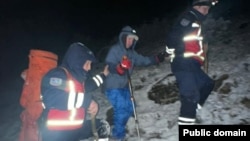 Орусиялык туристтерди тоодон алып түшүп келаткан куткаруучулар. 