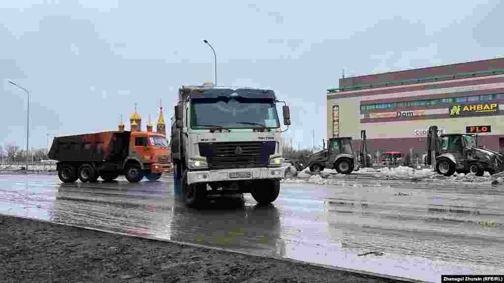 Премьер-министр Олжас Бектенов көктемгі тасқын сияқты төтенше жағдайларға "тек қағаз жүзінде дайын болған болып шығамыз" деп мойындаған 20 ақпандағы үкімет отырысында. Қазақстанның батыс, шығыс және орталық өңірлеріндегі елдімекендерді жыл сайын дерлік көктемде қар ерігенде су басады.