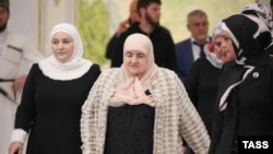 Аймані Кадирова (в центрі)