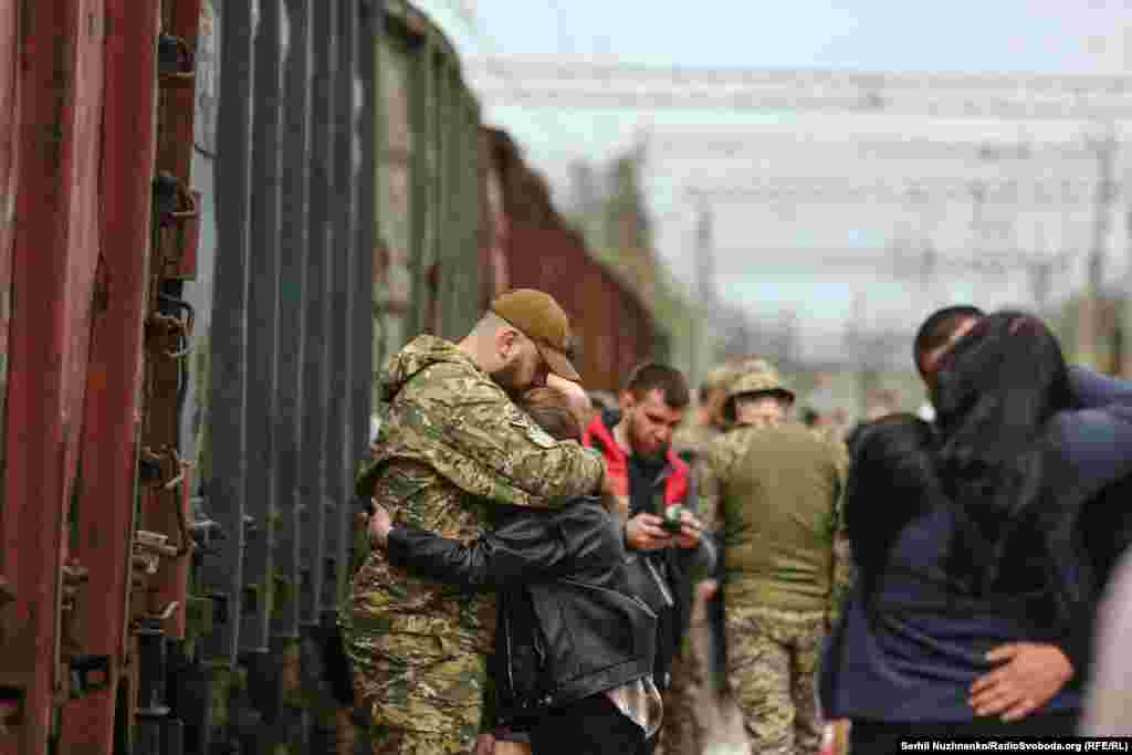 Залізничний вокзал у Краматорську &ndash; місце зустрічі військових та їх рідних. Солдати знаходять кілька днів, а то й годин, щоб побачитися з сім'ями або друзями. Тут близькі люди розділяють і моменти радості зустрічі, і смуток прощання