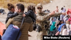 АКШ менен Мексиканын чек арасында турган келгиндер. 