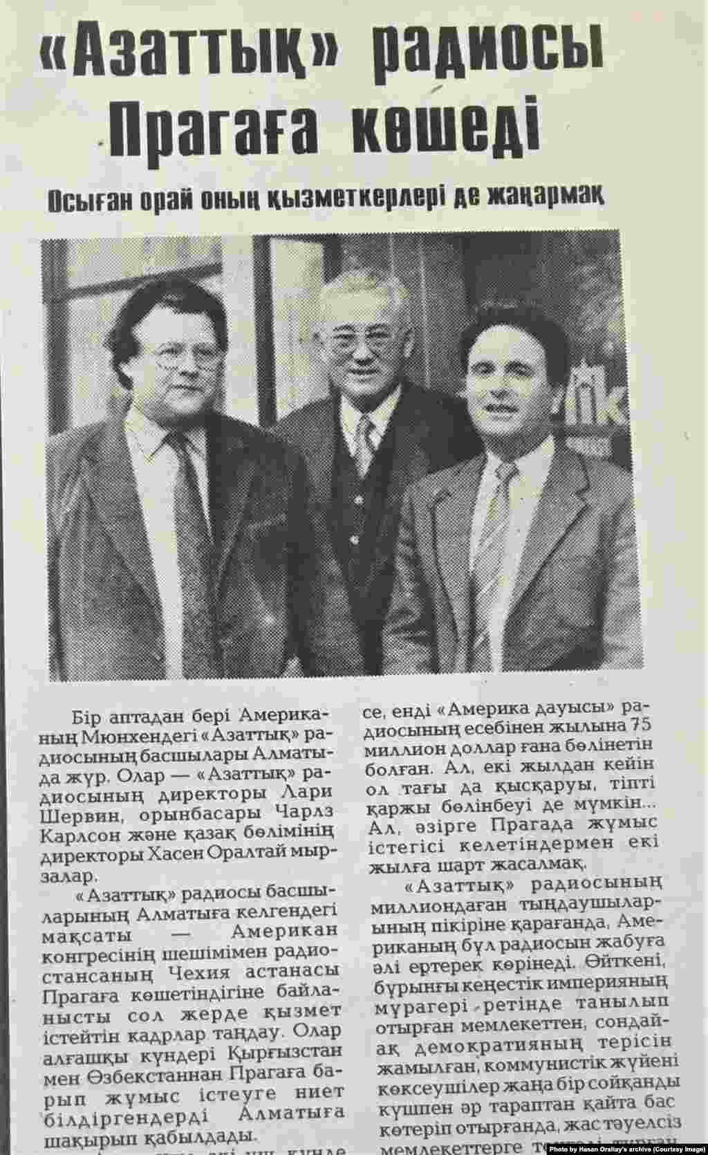 "Егемен Қазақстан" газетінде Азаттық радиосы туралы жарияланған мақала. Суретте: Азаттық радиосының президенті Лари Шервин (оң жақта), оның орынбасары &ndash; Чарльз Карлсон (сол жақта) мен Қазақ бөлімінің директоры Хасен Оралтай.