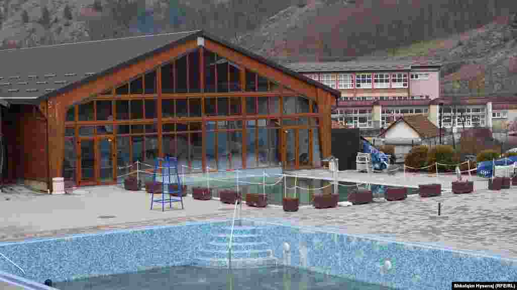 "Prona i përket një ndërmarrjeje shoqërore të Kosovës dhe atë ia ka lëshuar me qira Ministrisë së Punëve të Brendshme", tha për Radion Evropa e Lirë drejtori menaxhues i kësaj agjencie, Arben Limani.