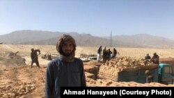 شماری از کارگران که در کوره خشت سازی در کاپیسا مصروف کار اند