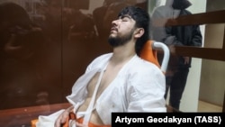 Күдіктілердің бірі Мухаммадсобир Файзовтың бұлтартпас шарасын тағайындау кезіндегі хәлі. Сотқа оны ауруханадан әкелген. Мәскеу, 25 наурыз 2024 жыл.