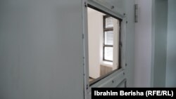 Një nga dhomat e izolimit që nuk mund të shfrytëzohet për shkak të xhamit të thyer.