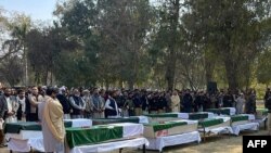 په ډېره اسماعیل خان کې پولیس او امنیتي او انتظامي چارواکي د وژل شویو پولیسو په جنازه کې ګډون کوي - د فبرورۍ پینځمې انځور.