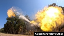 Кінбурнська коса. Робота розрахунку гаубиці Д-30 артилерійського підрозділу російських окупаційних військ. 