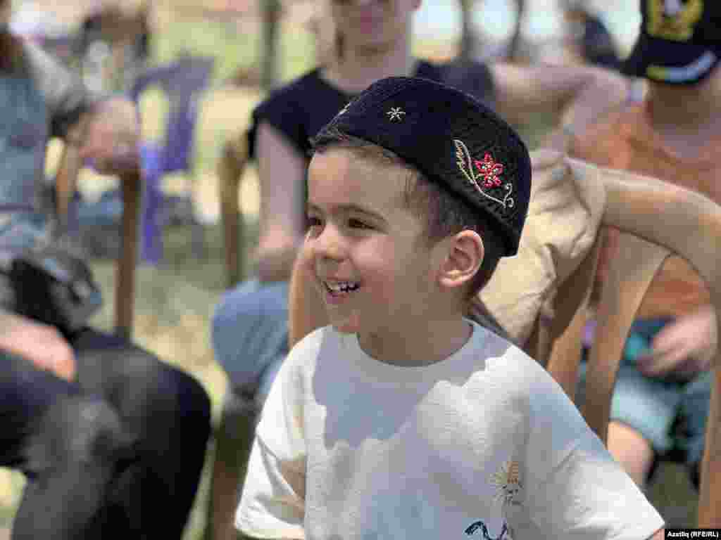 Чигүле түбәтәй иң кечкекенәләр башында да! Әллә кайдан татар егете икәнен күреп торсыннар!