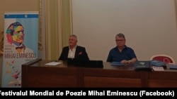 Cristi Berceanu (stânga) și Ion Deaconescu la Festivalul Mondial de Poezie Craiova, 2023.