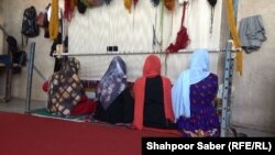 تصویر آرشیف: زنان قالین باف 