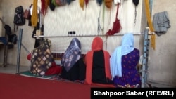 زنان و دختران جوان در حال بافتن قالین