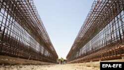 Amyderýadan gözbaş alýan Koş Tepa kanalynyň gurluşygy we gazuw işleri dowam edýär. Arhiw suraty. Demirgazyk Owganystan. 