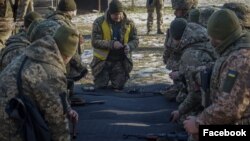 Інструктори діляться досвідом, який з ними і їхньою зброєю траплявся в бойових умовах, із курсантами