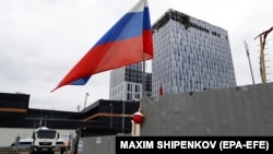 За словами мера Москви, фахівці екстрених служб працюють на місці падіння уламків. Про руйнування чи постраждалих він не повідомляє.