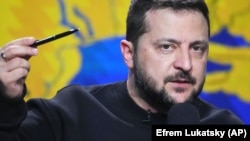 Президент України Володимир Зеленський відповідає на запитання журналістів під час підсумкової пресконференції. Київ, 19 грудня 2023 року 