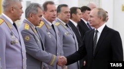 Президент країни-агресора Росії Володимир Путін тисне руку російському міністру оборони Сергію Шойгу під час нагородження керівників силових структур РФ.