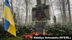 Вшанування жертв Голодомору на православному цвинтарі біля памʼятника жертвам геноциду у день 90-ї річниці трагедії. Варшава, 25 грудня 2023 року