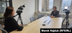 Під час запису інтерв'ю у Брюсселі. Журналістка Радіо Свобода Зоряна Степаненко розмовляє із директором компанії Rasmussen Global Фабрісом Потьє