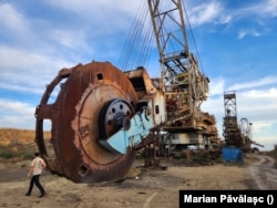 Inițial, acum 50 de ani, un astfel de excavator era manevrat de 30 de oameni. Fără prea mari modernizări, utilajul este manevrat acum de șase persoane.