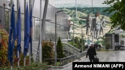 Një burrë kalon pranë ndërtesësë së Qeverisë së Kosovës, prill 2024.