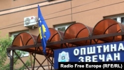 Flamuri i Kosovës i vendosur në ndërtesën e Komunës së Zveçanit. 27 maj 2023. 