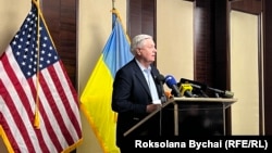 Сенатор США Ліндсі Ґрем під час брифінгу у Києві