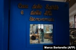 Na slici je ulaz u radionicu, gdje zatvorenici u muzičkim instrumentima recikliraju drvo migrantskih čamaca u okviru projekta "Violine mora" u zatvoru kod Milana; februar 2024.