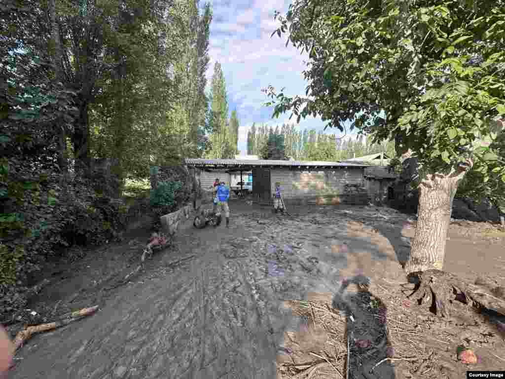 Суу ташкыны айылдарды да каптады. Кырсык 28-июнда болжол менен саат 16:10 чамасында Т.Кулатов айыл аймагынын Абшыр-Ата айылында болгон. Нөшөрлөгөн жамгырдын кесепетинен Шаран-Сай сел өтүүчү сайына суу толгон. Натыйжада сел кеминде эки көпүрөнү, 10 электр мамычасын агызып, 10 үйдүн короосуна кирген.