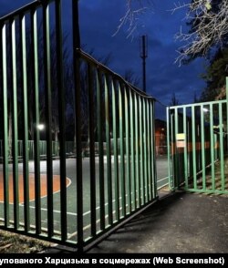 Футбольне поле, збудоване Росією у Харцизьку після 2022-го