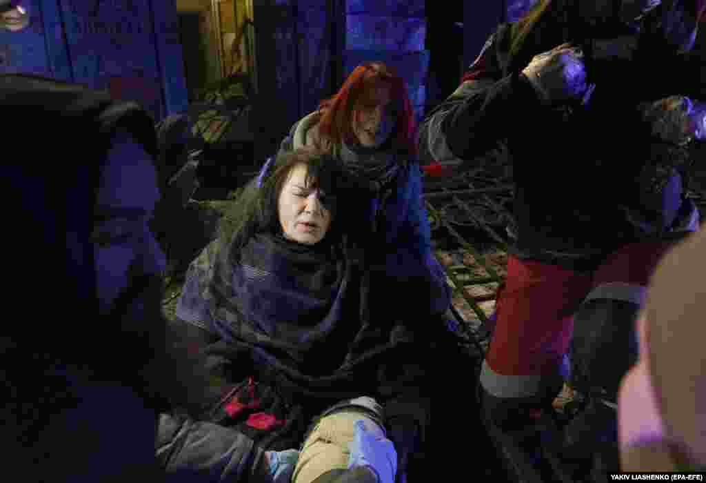 Медики надають допомогу харків'янам на місці російського ракетного обстрілу. Російська армія постійно обстрілює Харків, починаючи від 24 лютого 2022 року. Харків&nbsp;&ndash; це друге за кількістю населення місто в Україні. Зараз, за повідомленнями влади, у Харкові проживає приблизно мільйон людей. Місто розташоване за 30 кілометрів від кордону з Росією.