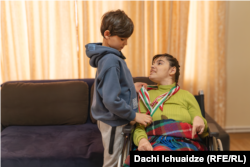 ოჯახი დროებით ნათესავთან ცხოვრობს. ჯერ არ იციან, რომელ სკოლაში ივლის ანდრია და სად მიიღებს ჯანდაცვის სერვისებს ნინიკო.