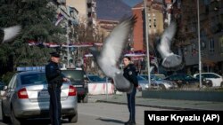 Pjesëtarë të Policisë së Kosovës në urën kryesore të Ibrit, që ndan Mitrovicën në jugun e banuar me shqiptarë dhe veriun e banuar me serbë. Fotografi nga arkivi.
