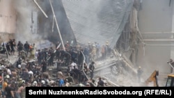 Рятувальники, медики і прості кияни розбирають руйнації «Охматдиту» у Києві. 8 липня 2024 року