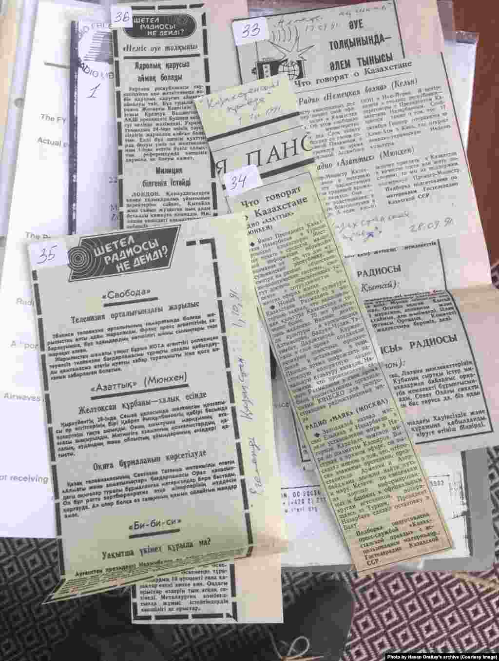 Совет одағы ыдыраған соң Қазақстанда жергілікті баспасөз Азаттық радиосының материалдарын мазмұндап жариялайтын болды. Қазақстан газеттерінде "Әуе толқынында &ndash; әлем тынысы", "Шетелдік радиолар не дейді?" деген айдарлар пайда болды.