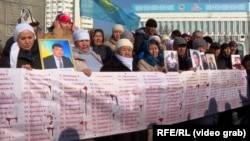 Қанды Қаңтар оқиғасында қаза тапқандарды еске алуға жиналған адамдар. Алматы, 5 қаңтар, 2024 жыл.