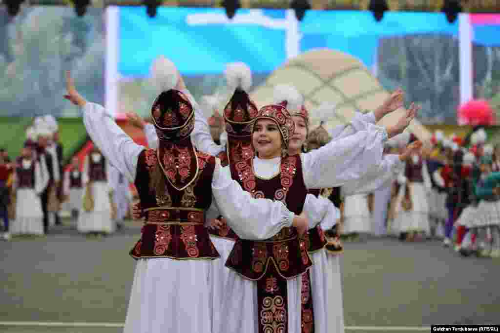 Бишкек шаарында Нооруз майрамын майрамдоого байланыштуу Ала-Тоо аянтына жакын көчөлөр 18-марттан 23-мартка чейин беш күн жабык болот. Мэриянын басма сөз кызматы кабарлагандай, Чүй проспекти Панфилов көчөсүнөн Эркиндик бульварына чейин, Раззаков көчөсү Абдымомунов көчөсүнөн Чүй проспектисине чейин, ал эми Орозбеков көчөсү Абдымомунов көчөсүнөн Чүй проспектисине чейин жабык болот.