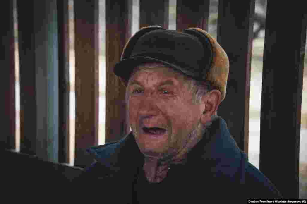 Un refugiat așteaptă să fie evacuat din casă. &nbsp;