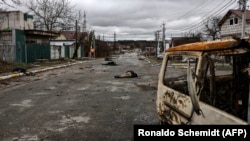 На цій фотографії, зробленій 2 квітня 2022 року, тіла мирних жителів лежать на вулиці Яблунській у Бучі, після того, як російська армія відступила з міста.
