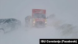 În judeţul Constanţa au fost desăpezite aproape 50 de autovehicule, inclusiv microbuze şi un autocar, cu aproape 200 de persoane. Duminică seară se intervenea pentru deszăpezirea altor aproape 40 de autovehicule, cu 79 de persoane, conform ISU. Imagine de la una din intervenţii.