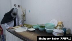 آشپز های ماهر انواع غذا های را در این رستورانت تهیه می کنند