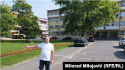 Predstavnik roditelja ubijene djece Fikret Bačić ispred zgrade Skupštine Prijedora, lokacija koja je prijedlog za spomenik, Prijedor, 11. jul 2023. godine