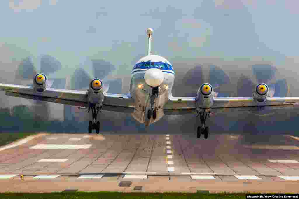 Літак Іл-22 злітає з московського аеродрому у травні 2016 року. ЗСУ також заявили, що знищили Іл-22 тієї ж ночі, що й А-50. Пізніше з'явилися світлини, які показують, що Іл-22, мабуть, пережив аварійну посадку із щонайменше сильно пошкодженим шрапнеллю хвостом. На самому літаку внаслідок ураження його виникла пожежа &nbsp;