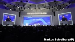 Президент Украины Владимир Зеленский на ежегодном заседании Всемирного экономического форума в Давосе, Швейцария, 16 января 2024 года