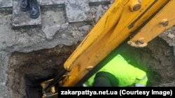 Розкопки у місці «братської могили підпільників-партизанів та радянських воїнів» на території меморіального комплексу, не виявили людських останків. Виноградів. Закарпаття. 25 листопада 2023 року