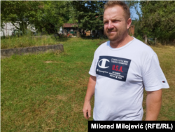 Zijad Bačić, na mjestu gdje je preživio streljanje u kojem je izgubio najuže članove porodice, selo Zecovi, Prijedor, 11. juli 2023. godine.